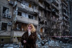 Stanovnica Kijeva Natali Sevriukova pored svoje zgrade uništene u ruskom raketiranju, 25. februar