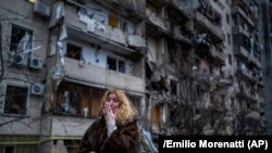  Натали Севрюкова пред блока в Киев, в който живее,, откакто е изумен от съветска ракета. 25 февруари 2022 година 