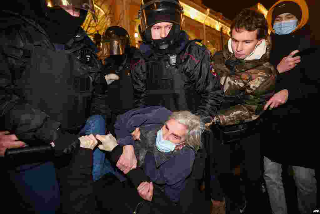 Russian police detain a demonstrator during a protest against Russia&#39;s invasion of Ukraine in central St. Petersburg.&nbsp;&nbsp;