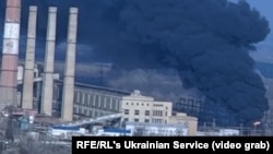 ТЭЦ в прифронтовом городе Счастье на Луганщине горит в результате обстрела поддерживаемых Россией боевиков. Украина, 22 февраля 2022 года