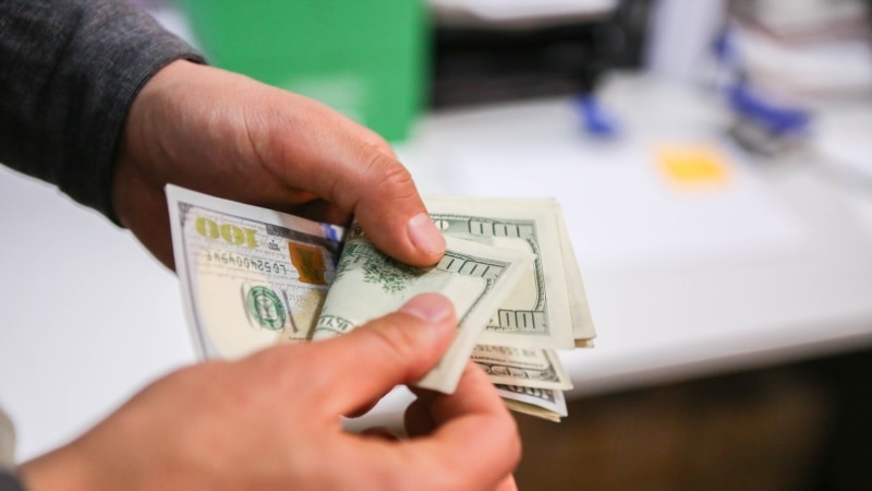 Кыргызстанда накталай доллар тартыш болуп жатканы айтылды