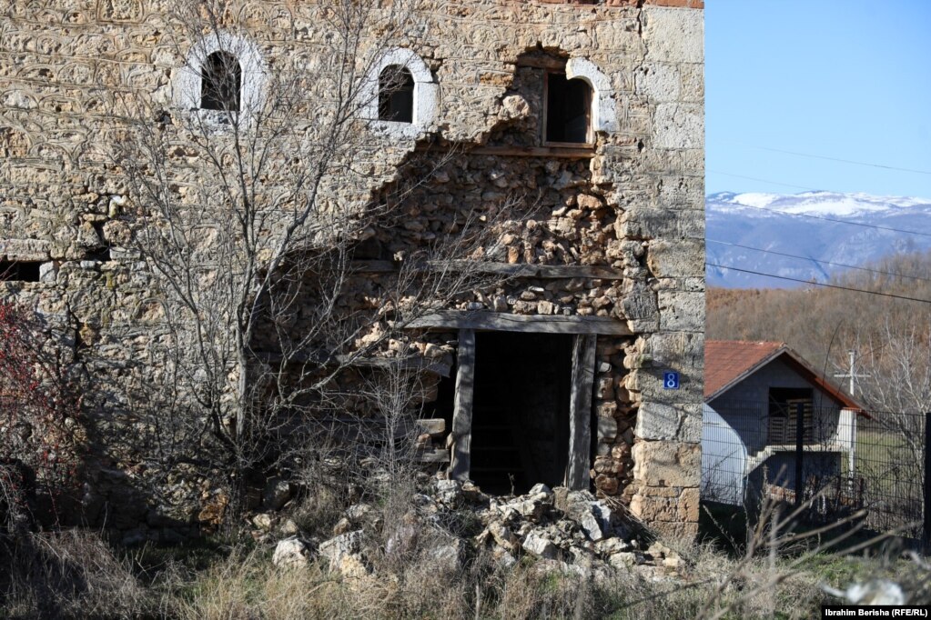 Një pjesë e murit e rrëzuar në kullën e Hamdi Osmanajt, në fshatin Trubuhoc të Istogut.