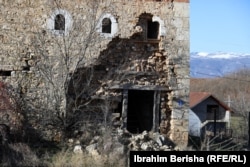 Një pjesë e murit e rrëzuar në kullën e Hamdi Osmanajt, në fshatin Trubuhoc të Istogut.