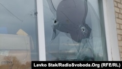 Пошкоджені вікна школи у Врубівці на Луганщині, 17 лютого 2022 року