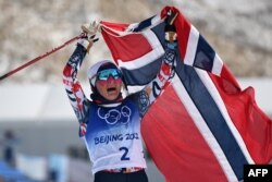 Therese Johaug sărbătorește una din cele 3 medalii de aur cucerite la Beijing.