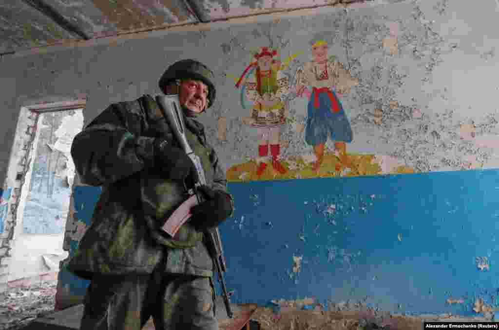 Представник гібридних сил Росії у покинутій школі в селищі Молодіжне Луганської області 17 лютого 2022 року