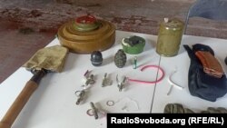 Військові розповідають жителям Бердянська про різновид гранат і мін