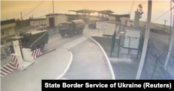 На скриншоте видео видно, как российская военная техника въезжает в Херсонскую область из аннексированного Крыма через пункт пропуска «Каланчак». 24 февраля 2022 года