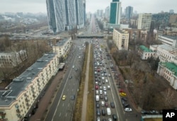 Locuitorii părăsesc centrul Kievului pe 24 februarie.