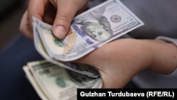 Кыргызский сом, доллар и рубль