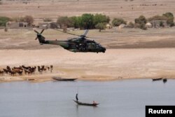 Emmanuel Macron francia elnök helikoptere repül Gao felett, miközben az afrikai Száhel-övezetben lévő francia csapatokat látogatja meg az észak-mali Gaóban 2017. május 19-én. Franciaország kemény harcot folytatott a régióban a helyi dzsihadisták ellen