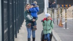 Žena koja se predstavila kao Irina sa sinom i kćerkom prelazi administrativni granični prelaz u Stanicji Luhanskoj, 20. februar.