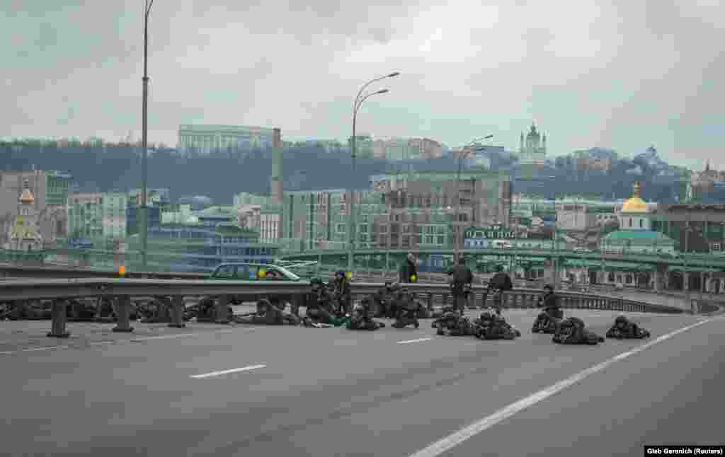 Украински војници на позиција на мост во Киев, 25 февруари 2022