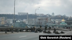 Militari ucraineni pe poziții în centrul Kievului, 25 februarie 2022