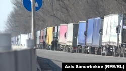 "Ак-Тилек" көзөмөл өткөрүү жайы аркылуу кыргыз-казак чек арасынан өтүүгө кезек күткөн автоунаалар. 23-февраль. 2022-жыл