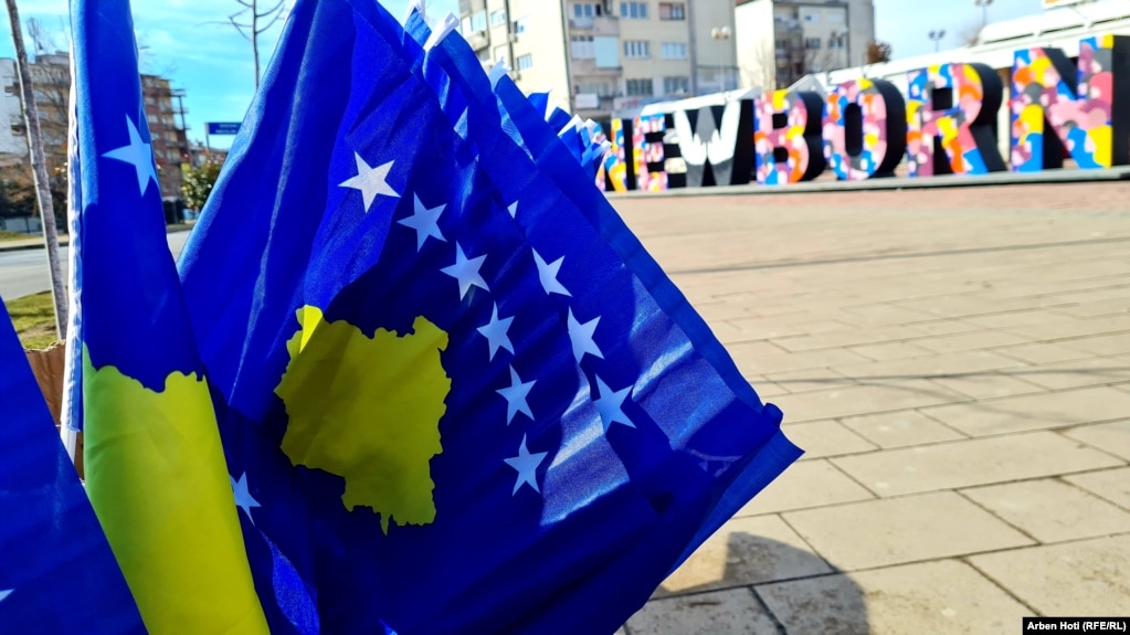 Monumenti i pavarësisë së Kosovës, NEWBORN, që gjendet në Prishtinë sivjet&nbsp;u dedikohet grave, të cilat kanë qenë të suksesshme në fusha të ndryshme, si dhe atyre që kanë qenë viktima të dhunës.
