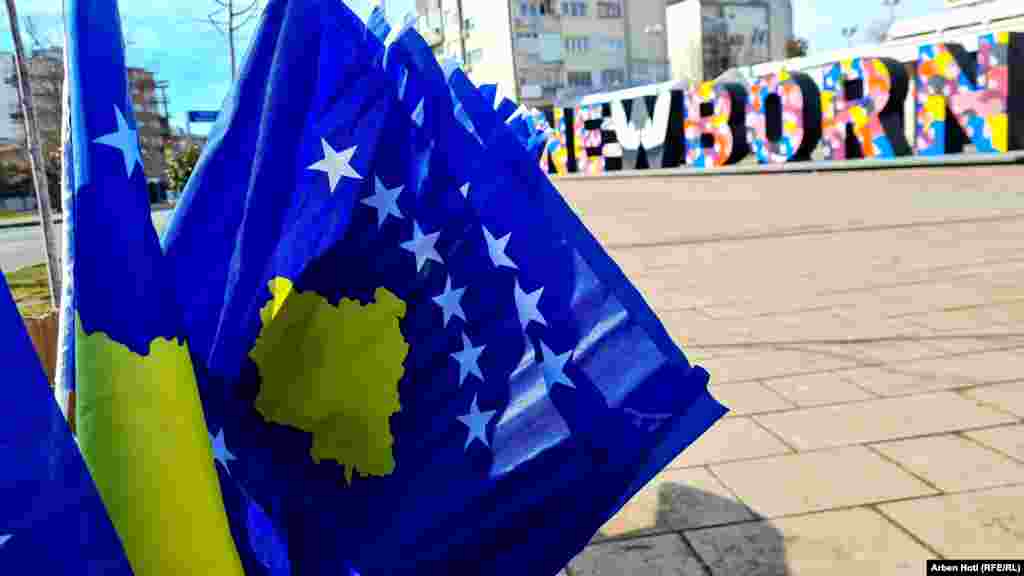 Spomenik nezavisnosti Kosova, Newborn, koji se nalazi u Prištini, posvećen je žrtvama nasilja, ali i ženama koje su bile uspešne u različitim oblastima