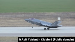 O aeronavă F-35 Lightning II a Forțelor Aeriene ale Americii din Europa (USAFE) la Baza 86 Aeriană „Locotenent aviator Gheorghe Mociorniță” de la Borcea, 24 februarie 2023.