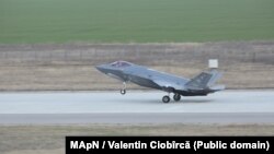 Două aeronave F-35 Lightning II ale Forțelor Aeriene ale Americii din Europa (USAFE) au aterizat pe 24 februarie la Baza 86 Aeriană „Locotenent aviator Gheorghe Mociorniță” de la Borcea.