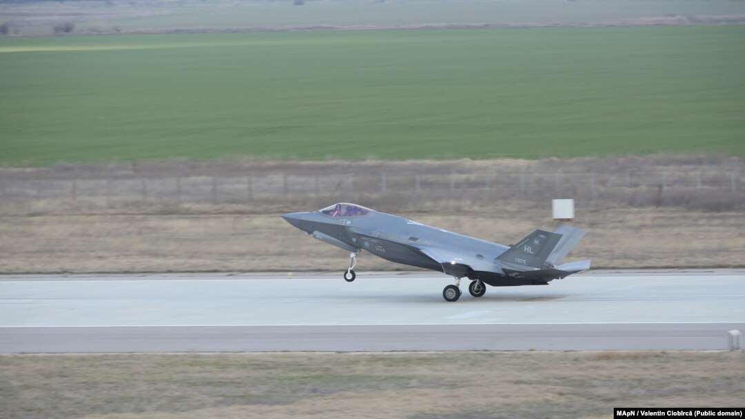 Unul dintre cele două avioanele F-35 Lightning II al Forțelor Aeriene ale Americii din Europa (USAFE), care au ajuns, joi, la Borcea.