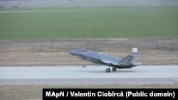 Unul dintre cele două avioanele F-35 Lightning II al Forțelor Aeriene ale Americii din Europa (USAFE), care au ajuns, joi, la Borcea.