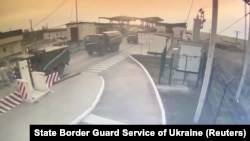На видеокадре видно, как военная техника въезжает в Херсонскую область Украины из Крыма через пограничный пункт Каланчак
