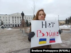 Aktivistja Katerina Novikova duke protestuar me një pano me mbishkrimin "Asnjë luftë"