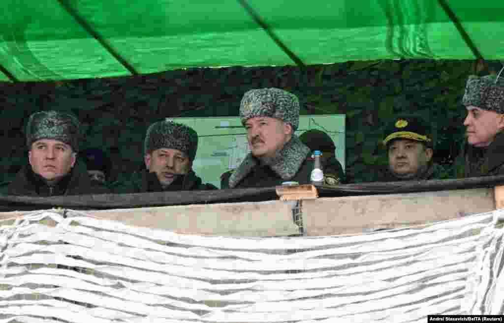 Очільник Білорусі Олександр Лукашенко (у центрі) спостерігає за спільними з Росією військовими навчаннями в Могильовській області, Білорусь 17 лютого 2022 року