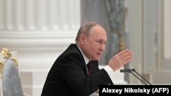 Vlagyimir Putyin orosz elnök a Biztonsági Tanács tagjaival folytatott megbeszélésen, Moszkvában 2022. február 21-én