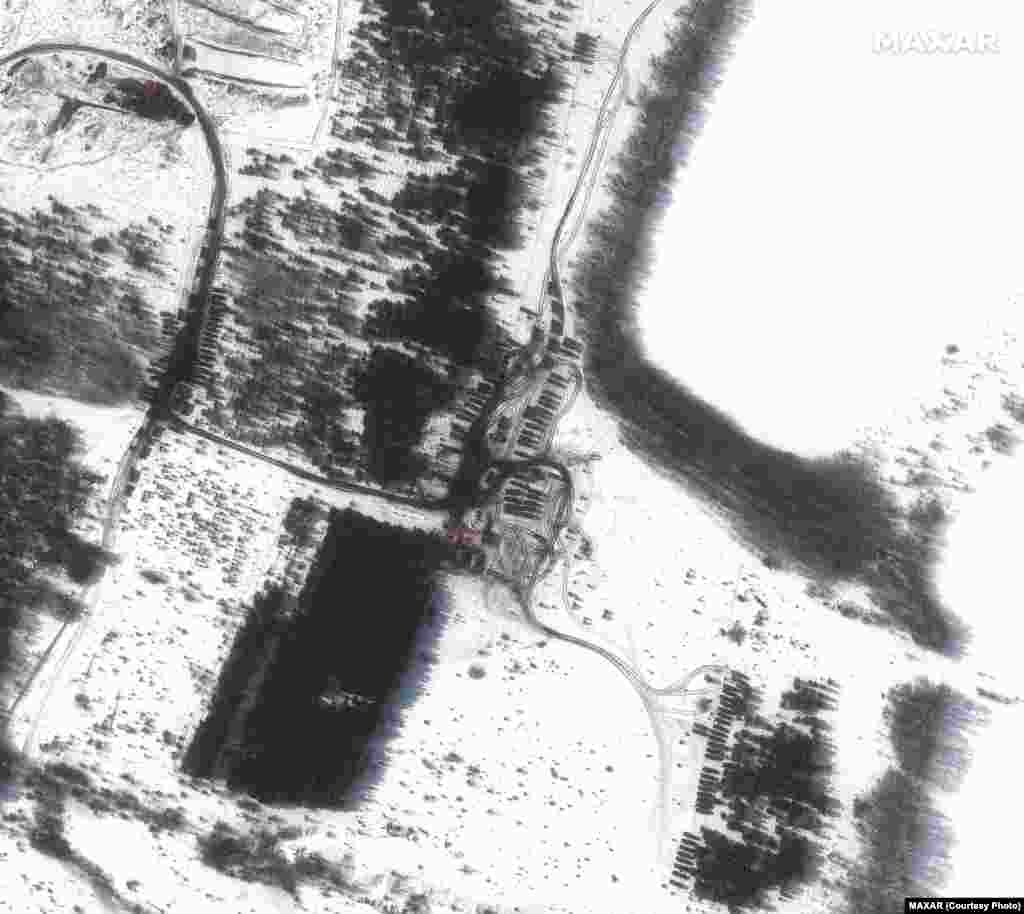 Військова техніка розміщена на схід від міста Валуйки, Росія (приблизно за 27 кілометрів на схід від кордону з Україною). Фото Satellite image &copy;2022&nbsp;Maxar Technologies від&nbsp;19 лютого 2022 року