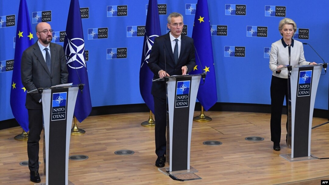 Charles Michel, Jens Stoltenberg și Ursula von der Leyen semnează marți a treia declarație privind cooperarea NATO-UE.
