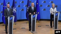 Charles Michel, Jens Stoltenberg și Ursula von der Leyen semnează marți a treia declarație privind cooperarea NATO-UE.