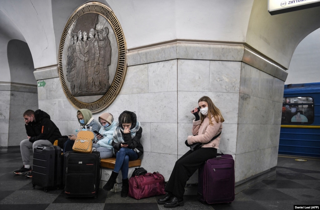 Banorët e Kievit, të strehuar në sistemin e metrosë, informohen për zhvillimet e fundit përmes telefonëve të tyre, teksa operacioni rus vazhdon.
