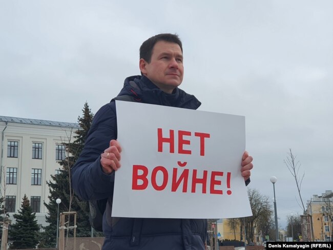 Nyikolaj Kuzmin egyszemélyes (tehát a törvényt nem sértő) tüntetése Pszkovban a háború ellen