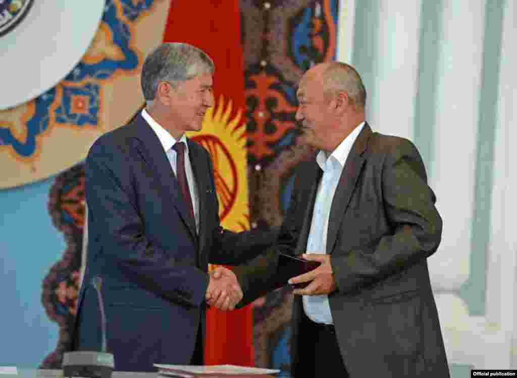 Kyrgyzstan - Bishkek, President Atambayev awards heroes who have saved during Osh events of 2010 people of different nationalities, 10. 06. 2015