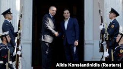 رجب طیب اردوغان (چپ) در دیدار با نخست وزیر یونان، آلکسیس تسیپراس