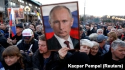 Pristalice ruskog predsednika Vladimira Putina drže njegov portret tokom Putinove posete Beogradu 17. januara 2019. 