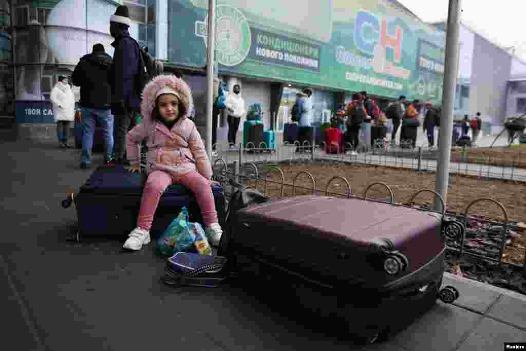 Cei care se întorseseră în Kiev cu zboruri din această dimineață au rămas în aeroportul capitalei Ucrainei.