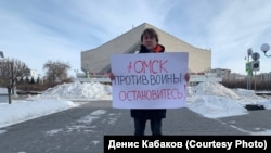 Одиночный пикет в Омске, Россия, 24 февраля 2022 года