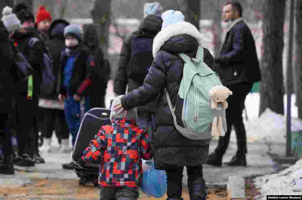 A Moszkva által támogatott helyi vezetés bejelentette, hogy Oroszországba menekítik a civileket a luhanszki és a donyecki térségből