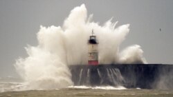 "Rrezik për jetën" nga stuhia në Britani