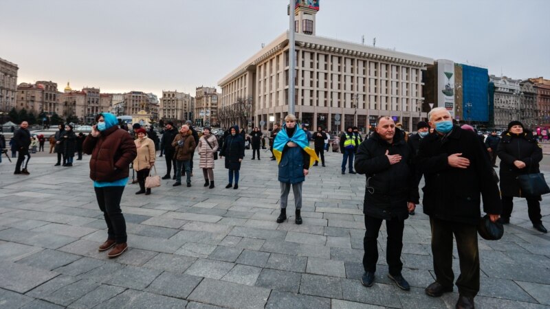 «Промені гідності», присвячені пам’яті Героїв Небесної сотні, засяяли в центрі вечірнього Києва (фоторепортаж)