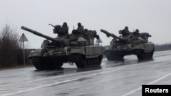 Украинские танки двигаются по трассе недалеко от Мариуполя. Украина, 24 февраля 2022 года