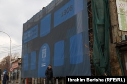 Reklamat e kanë mbuluar objektin e shkollës së parë shqipe në Prishtinë.
