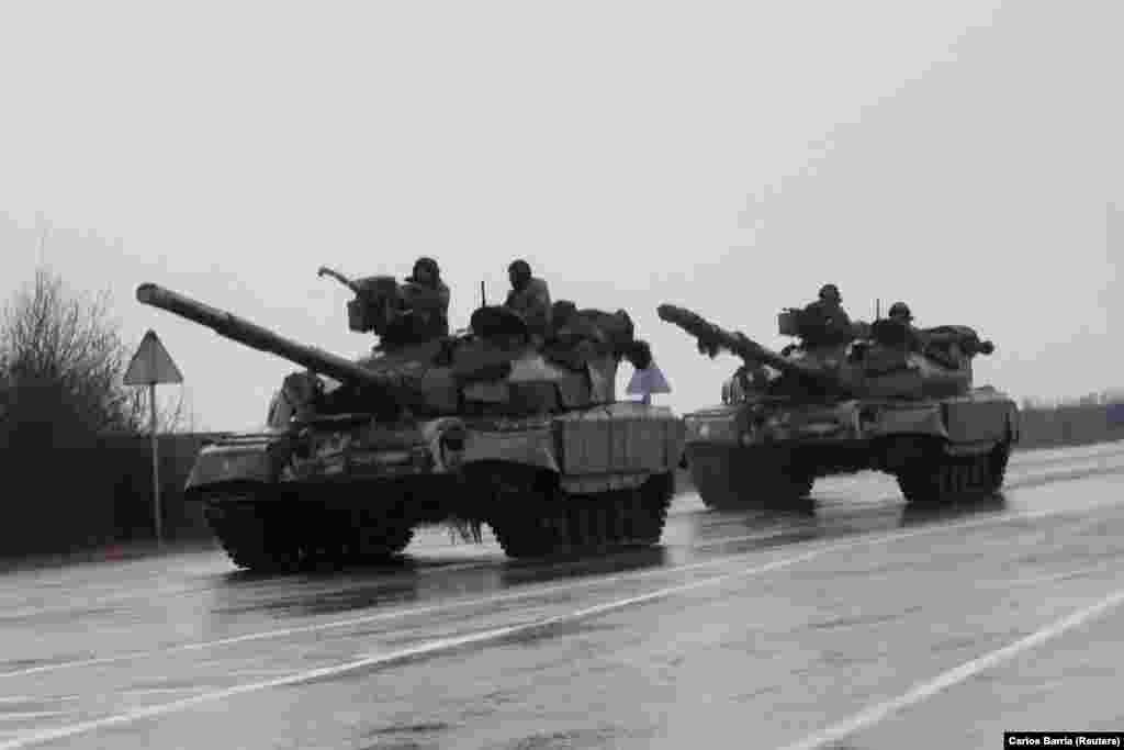 Tanket duke hyrë në qytet, pasi presidenti rus, Vladimir Putin, autorizoi një operacion ushtarak në Ukrainën lindore, në Mariupol, 24 shkurt 2022.