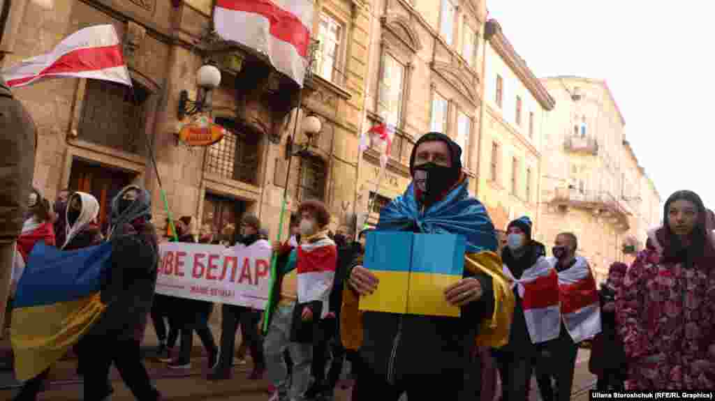 На фото серед інших білорусів є Денис, який прийшов на марш, щоб підтримати український народ. &laquo;Є чимало білорусів, які підтримують Україну і є більшість, яка проти неї. Цим жестом я хочу показати, що ми з вами. Якщо буде страшно &ndash;&nbsp;​ми вас підтримаємо&raquo;, &ndash;&nbsp;додає Денис.&nbsp; 