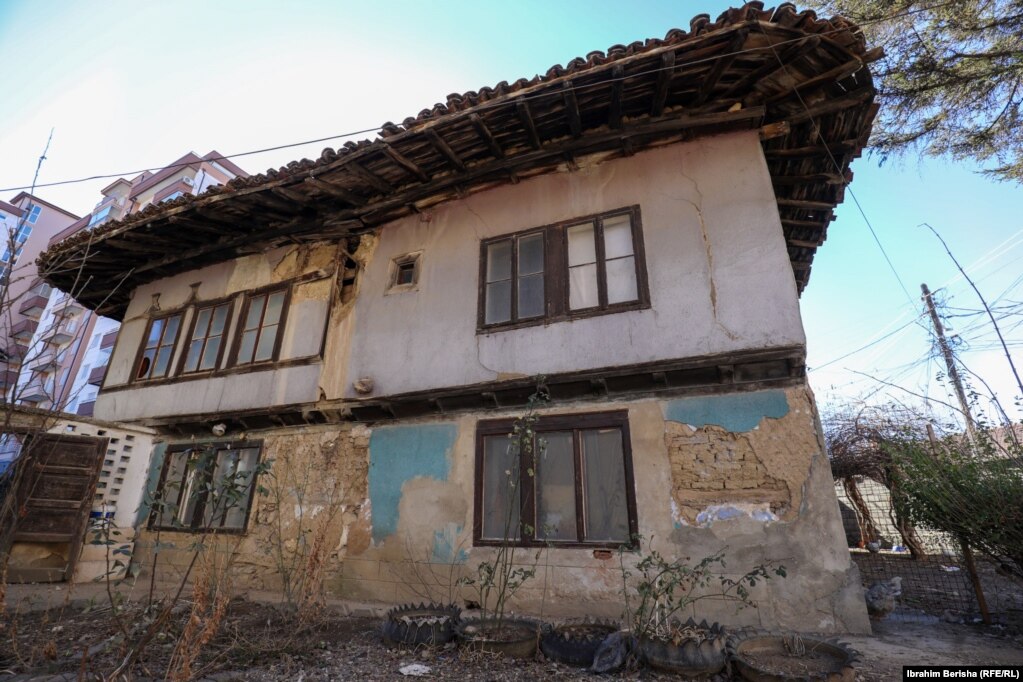 Dëmtimet në shtëpinë e familjes Koroglu në Mitrovicë.