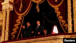 Kineski predsjednik Si Đinping (lijevo) i predsjednik Rusije Vladimir Putin prisustvuju ceremoniji posvećenoj 70. godišnjici uspostavljanja diplomatskih odnosa između Rusije i Kine, Teatar Boljšoj u Moskvi, 5. juni 2019. 