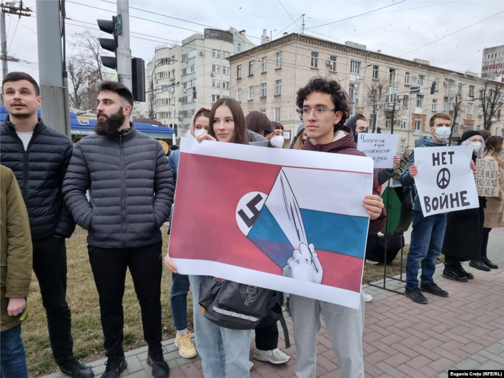 Tineri ce au protestat în fața Ambasadei Federației Ruse de la Chișinău, R. Moldova. 24 februarie, 2022