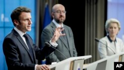 După întâlnirea Consiliul European de aseară, președintele Franței, Emmanuel Macron, a spus că a vorbit cu Vladimir Putin după atacul asupra Ucrainei, pentru a menține deschisă o șansă la dialog.